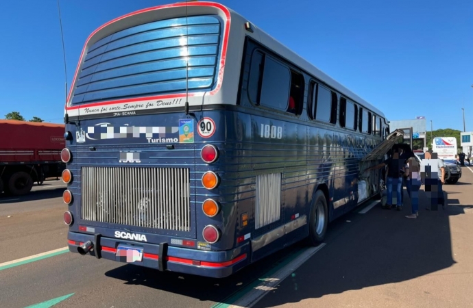 Receita Federal, com o apoio do BPFron, retém 2 ônibus com mercadorias irregulares