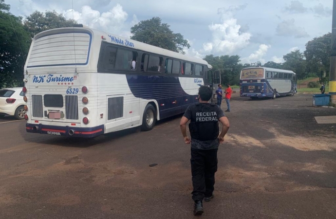 Receita Federal e BPFron retém quatro ônibus de turismo na BR-277