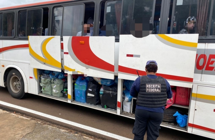 Receita Federal e BPFron retiveram dois ônibus em Santa Terezinha de Itaipu