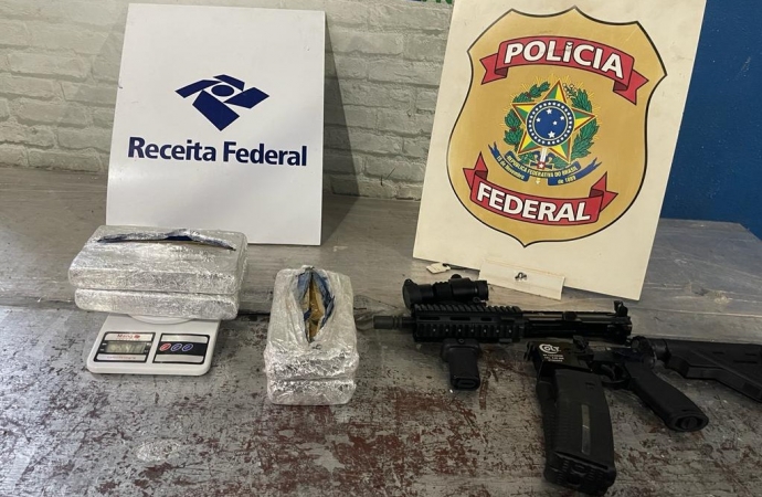 Receita Federal realiza apreensão de fuzil e drogas em ônibus retido numa finalização de rotina