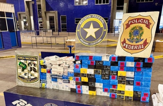 Receita Federal realiza apreensão de grande quantidade de smartphones e medicamentos na Ponte Internacional da Amizade