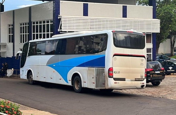 Receita Federal retém ônibus de turismo em Céu Azul