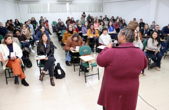 Rede de Bibliotecas do Oeste do Paraná é fortalecida com entrega de cerca de 100 kits literários