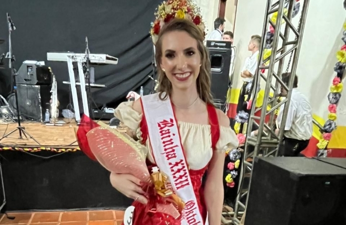 Tatiane Regina é eleita Rainha da Oktoberfest em Aurora do Iguaçu