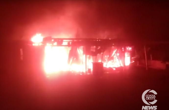 Residência é consumida pelo fogo na Linha Bandeirantes, em Missal (vídeo)