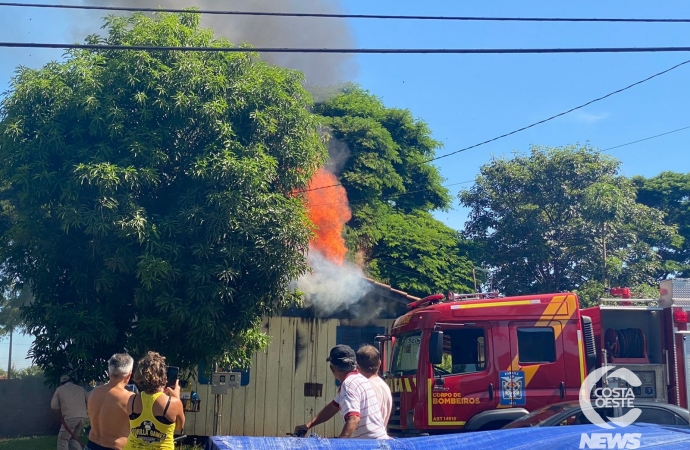 Residência é parcialmente consumida pelo fogo no bairro Itaipu, em Medianeira