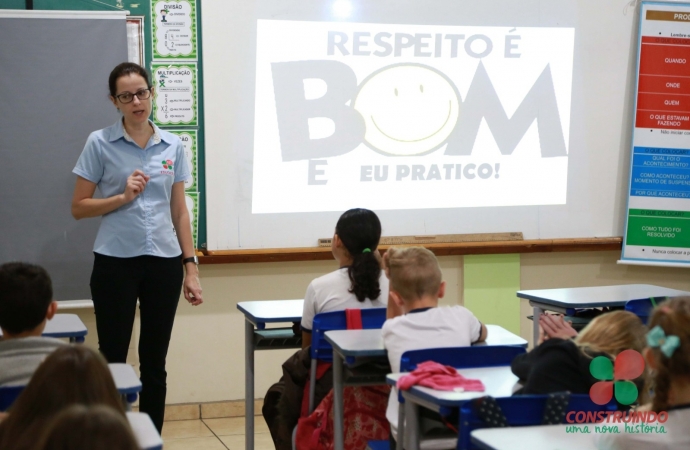 “Respeito é bom e eu pratico”: Alunos de Missal participam de palestra nas escolas