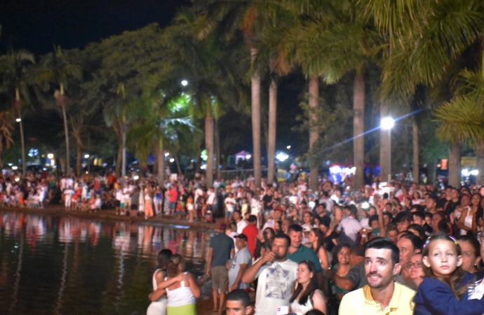 Réveillon 2024 reúne grande público no Balneário Ipiranga para comemorar a chegada do ano novo