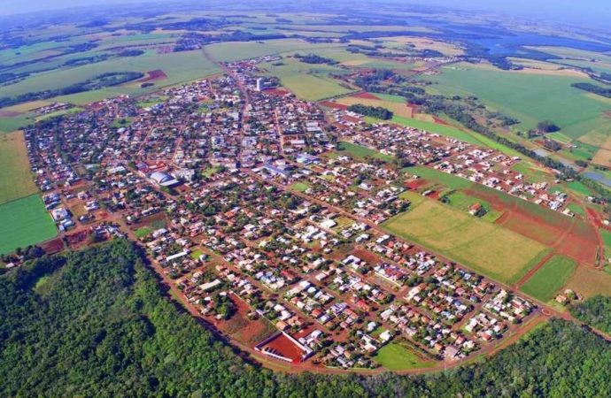 Revitalização de calçadas exige substituição de árvores em Itaipulândia