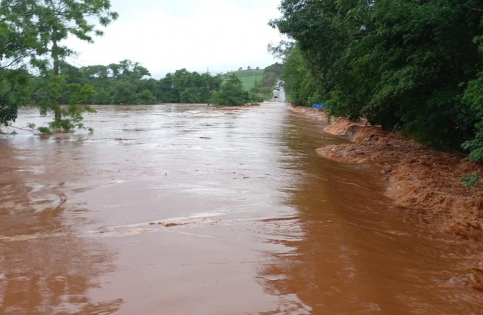 Rio Ocoy entre Missal e Medianeira transborda e bloqueia a PR 495 nesta sexta-feira (03)