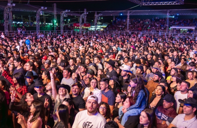 Rodeio Show de Santa Terezinha de Itaipu recebe grande público