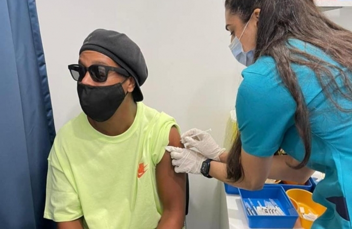 Ronaldinho Gaúcho é vacinado contra a Covid-19 em Dubai