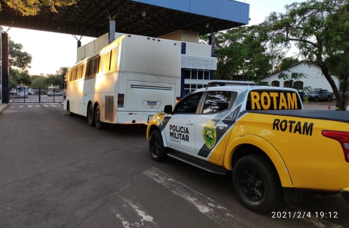 ROTAM apreende ônibus carregado com mercadorias contrabandeadas em Medianeira