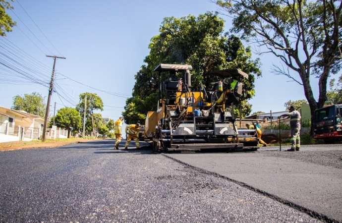 Rua do Parque Independência recebe pavimentação asfáltica