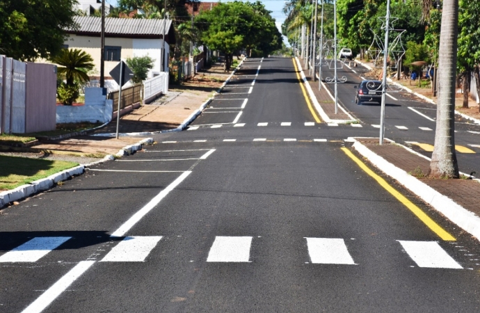 Ruas recuperadas com micropavimentação recebem sinalização horizontal em São Miguel