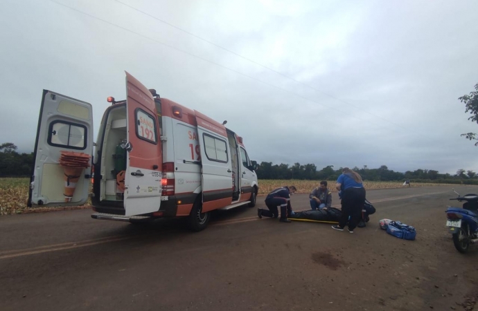 SAMU socorre mulher após queda de moto em Santa Helena