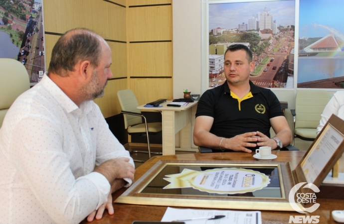 Santa-helenense entrega certificado destaque do Observatório Educa ao vice-prefeito de Toledo