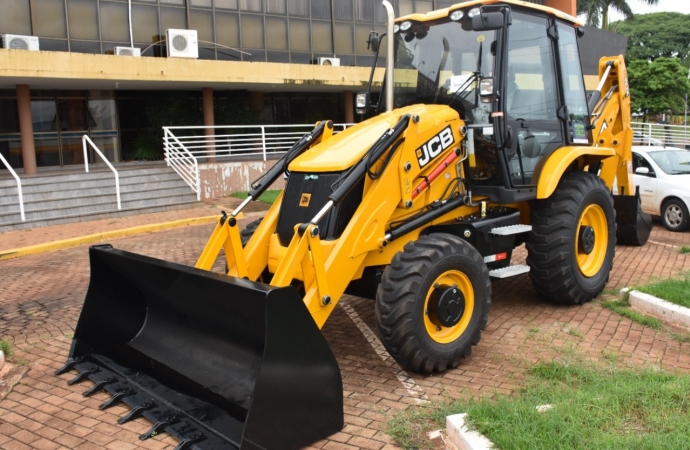 São Miguel do Iguaçu adquire retroescavadeira para atendimento dos agricultores do município