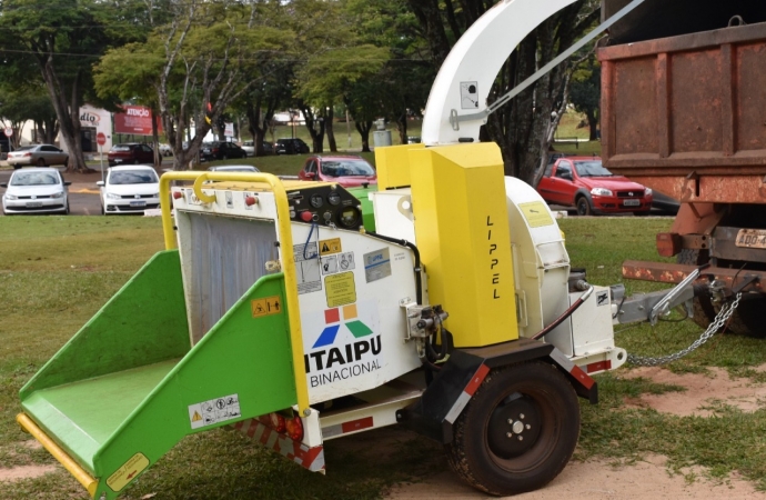 São Miguel do Iguaçu adquire triturador de galhos e baú novo para coleta seletiva