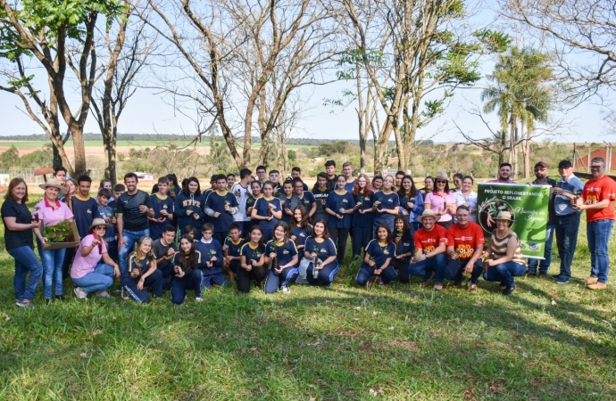 Governo de São Miguel do Iguaçu, ASR e Colégio D. Pedro II plantam mais árvores do projeto de reflorestamento