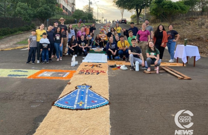 São Miguel do Iguaçu: Fiéis confeccionam tapetes para celebrar Corpus Christi
