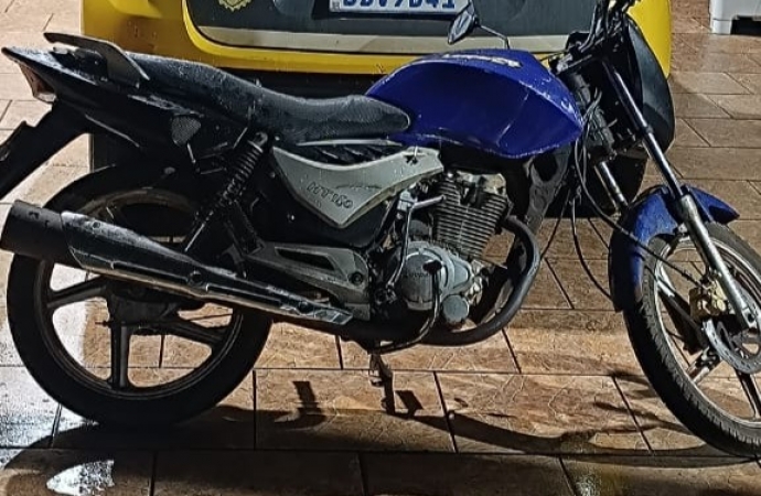 São Miguel do Iguaçu: Motocicleta com placa paraguaia e pendências no CTB é apreendida durante patrulhamento