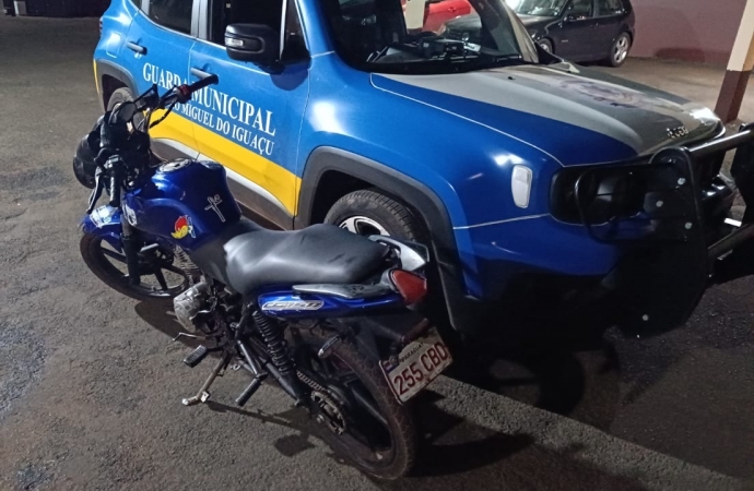 São Miguel do Iguaçu: Motociclista é preso em flagrante por manobras perigosas e uso de placa adulterada em frente a colégio