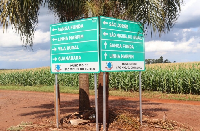 São Miguel do Iguaçu realiza instalação de placas de sinalização no interior do município