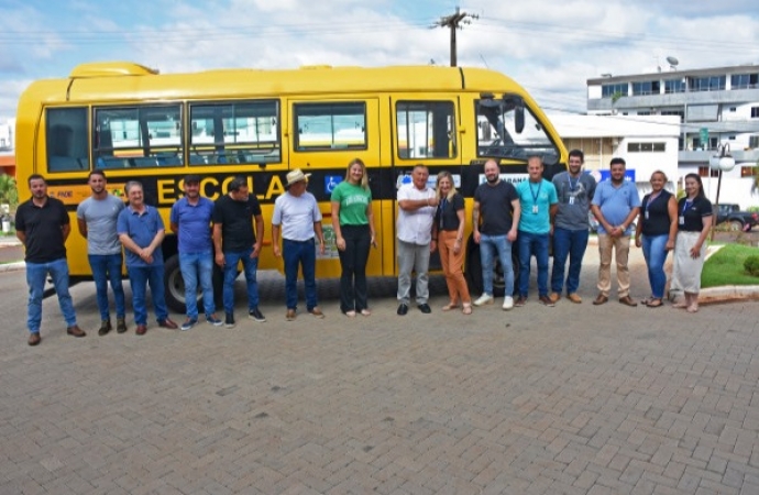 São Miguel do Iguaçu recebe ônibus novo para o transporte de estudantes do município