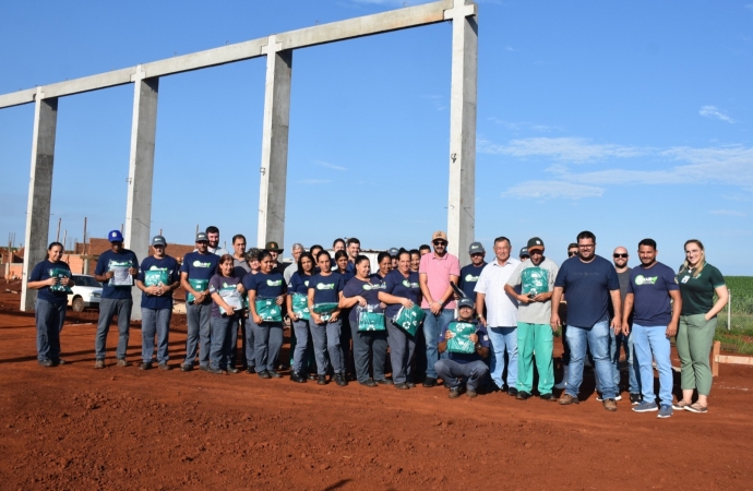 São Miguel do Iguaçu repassa uniformes novos para os agentes da AMAR em visita às obras da  nova UVR