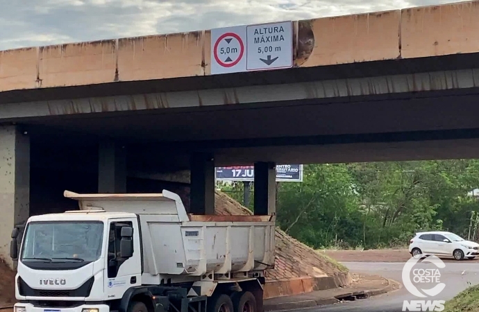 São Miguel do Iguaçu troca placas de viadutos para evitar acidentes com caminhões