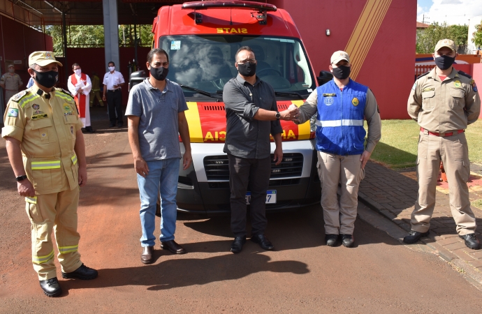 São Miguel do Iguaçu: Vice-prefeito prestigia entrega de nova ambulância para o Corpo de Bombeiros