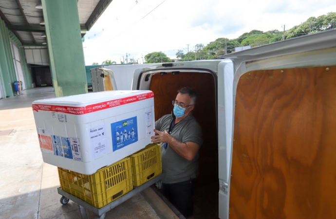 Saúde distribui 79,3 mil vacinas contra a Covid-19 e reforça imunização neste fim de ano