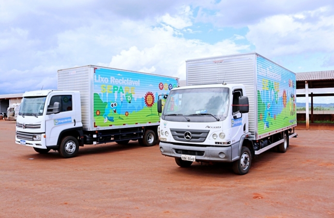 Secretaria de Meio Ambiente de Itaipulândia realiza plotagem de caminhões baú da coleta seletiva