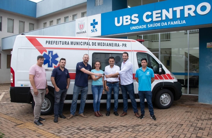 Secretaria de Saúde de Medianeira recebe nova ambulância