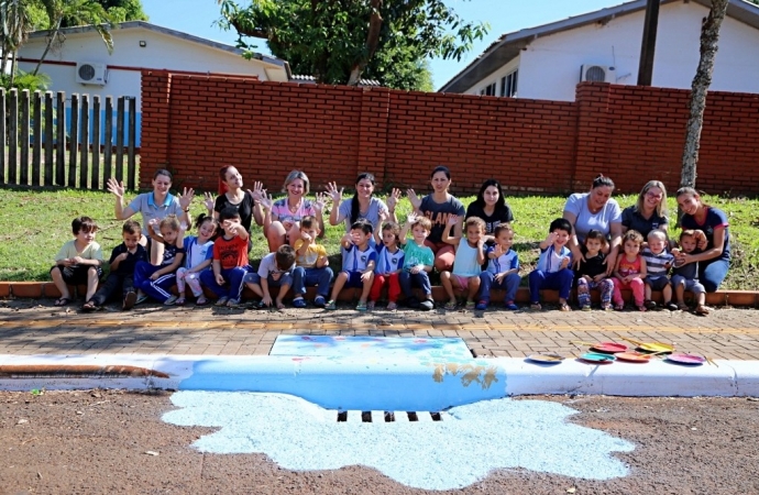 Secretarias de Educação e Meio Ambiente de Itaipulândia promovem a educação ambiental por meio da pintura de bueiros