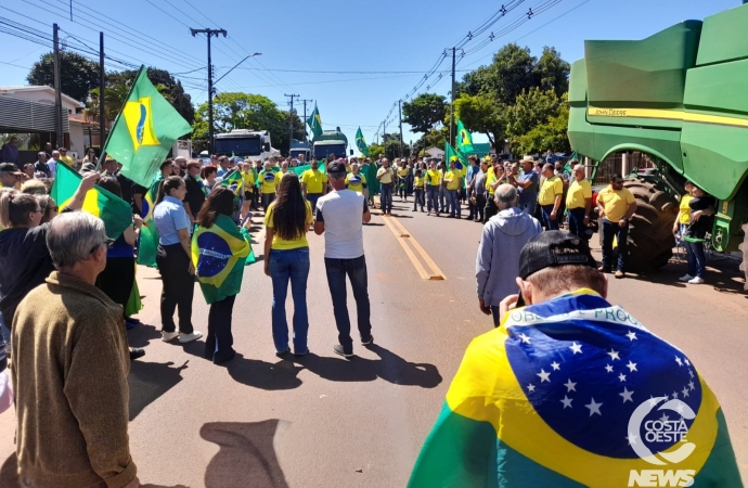 Segue grande o número de pessoas em mobilização na PR 488, em Santa Helena