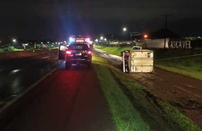 Sem cinto de segurança, homem de 29 anos morre esmagado após caminhão sair da pista na BR-277