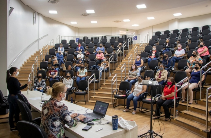 Serviços Gerais, Merendeiras e Diretores de CMEIS recebem capacitação da Divisão de Alimentação Escolar