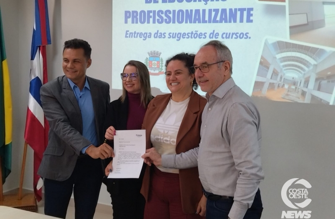 Setor produtivo e poder público entregam para Regional de Educação, sugestão de cursos para o CEEP Medianeira