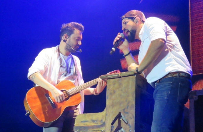 Show com Fernando e Sorocaba reúne mais de 30 mil pessoas no Balneário de Santa Helena