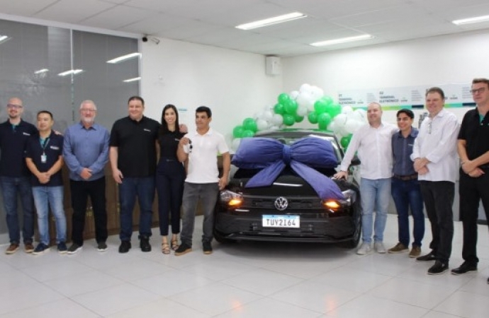 Sicoob entrega carro e moto zero a cooperados