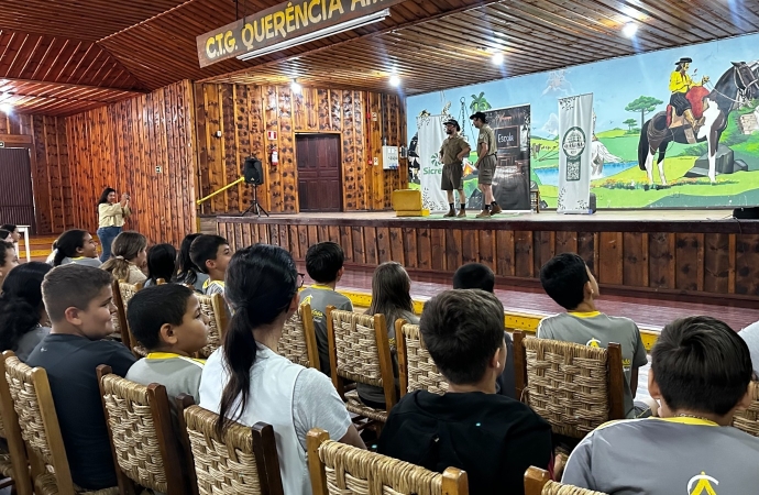 Sicredi leva educação financeira e teatro lúdico para mais de 400 alunos em São Miguel do Iguaçu