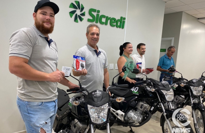 SICREDI Vanguarda entrega motocicletas para associados sorteados