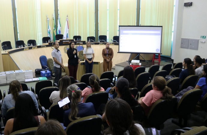 SMI: Governo municipal entrega 57 tablets para agentes comunitárias de saúde