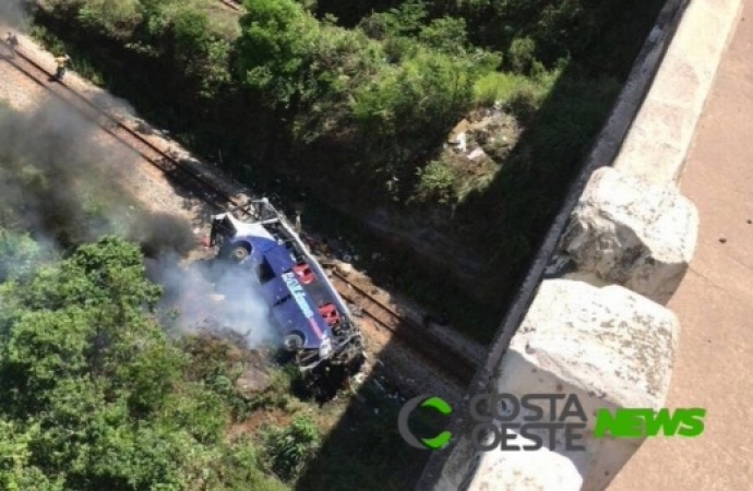 Sobe para 18 o número de mortos em acidente com ônibus em Minas