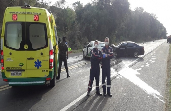 Servidores do SAMU de Santa Helena socorrem vítimas de grave acidente na BR-277 em Nova Laranjeiras