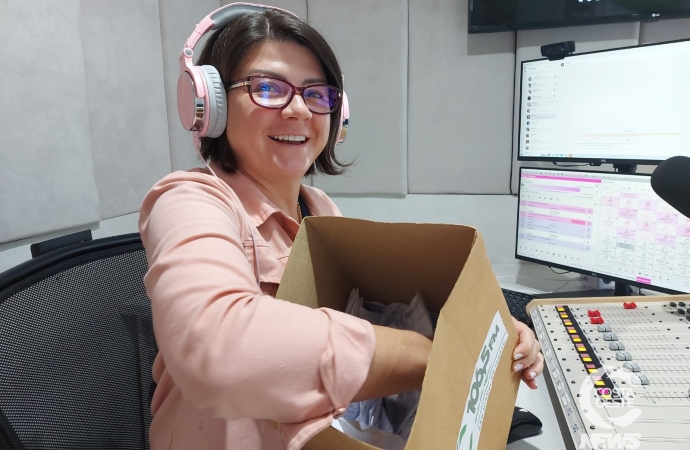 Sorteio da promoção da rádio Costa Oeste premia dois ouvintes com cooler e cerveja