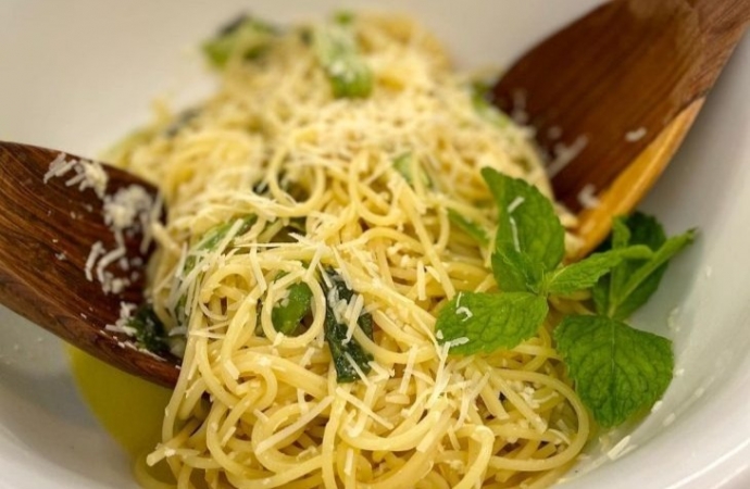 Spaghetti com abobrinha e hortelã