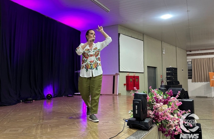 Stand-up Bafafá da Mari lota salão paroquial em São Miguel do Iguaçu